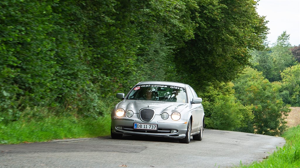 Orienteringsklassen for biler nyere end 1990 blev vundet af Per Vilslev, Hillerød og Erik Andersen, Virum i en flot Jaguar S-type fra 2001.
(Foto: rallypics.dk-Viggo Johansen)